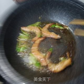白菜叶炒鲜虾的做法步骤：5