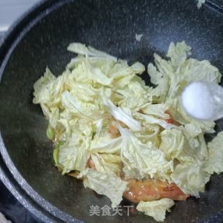 白菜叶炒鲜虾的做法步骤：6