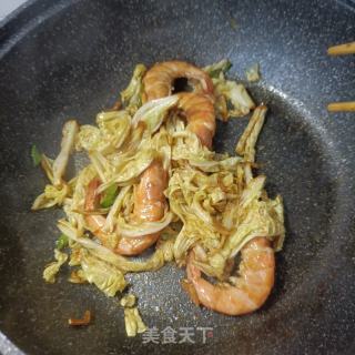 白菜叶炒鲜虾的做法步骤：7