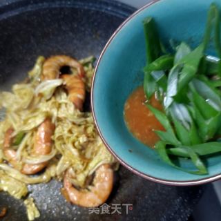 白菜叶炒鲜虾的做法步骤：8