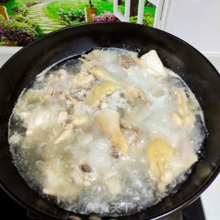 春季鸡肉清汤煲的做法步骤：3
