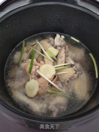 春季鸡肉清汤煲的做法步骤：4