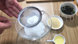 抹茶芝麻薄脆饼，酥酥脆脆，做法简单，越嚼越香。的做法步骤：3