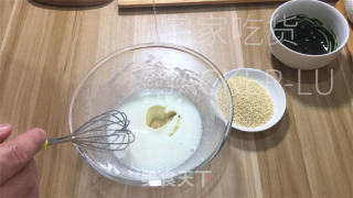 抹茶芝麻薄脆饼，酥酥脆脆，做法简单，越嚼越香。的做法步骤：4