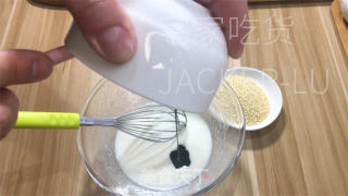 抹茶芝麻薄脆饼，酥酥脆脆，做法简单，越嚼越香。的做法步骤：5