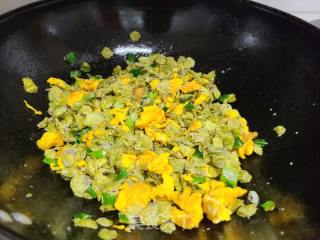 鸡蛋炒蒸榆钱的做法步骤：5