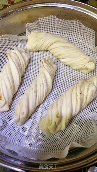 五香花卷的做法步骤：9