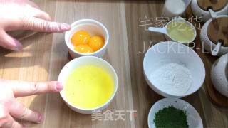 抹茶戚风蛋糕，清爽抹茶气息，蛋糕体细嫩绿润，入口即化，令人陶醉。的做法步骤：1