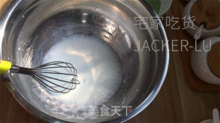 抹茶戚风蛋糕，清爽抹茶气息，蛋糕体细嫩绿润，入口即化，令人陶醉。的做法步骤：3
