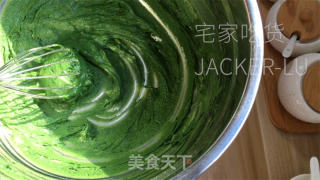 抹茶戚风蛋糕，清爽抹茶气息，蛋糕体细嫩绿润，入口即化，令人陶醉。的做法步骤：5