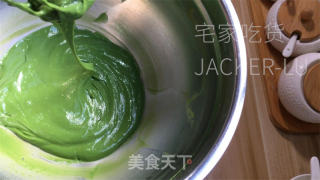 抹茶戚风蛋糕，清爽抹茶气息，蛋糕体细嫩绿润，入口即化，令人陶醉。的做法步骤：7