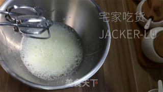 抹茶戚风蛋糕，清爽抹茶气息，蛋糕体细嫩绿润，入口即化，令人陶醉。的做法步骤：8