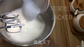抹茶戚风蛋糕，清爽抹茶气息，蛋糕体细嫩绿润，入口即化，令人陶醉。的做法步骤：9