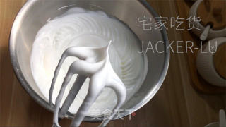 抹茶戚风蛋糕，清爽抹茶气息，蛋糕体细嫩绿润，入口即化，令人陶醉。的做法步骤：10