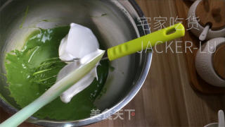 抹茶戚风蛋糕，清爽抹茶气息，蛋糕体细嫩绿润，入口即化，令人陶醉。的做法步骤：11