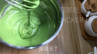 抹茶戚风蛋糕，清爽抹茶气息，蛋糕体细嫩绿润，入口即化，令人陶醉。的做法步骤：12