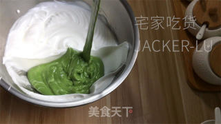 抹茶戚风蛋糕，清爽抹茶气息，蛋糕体细嫩绿润，入口即化，令人陶醉。的做法步骤：13