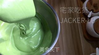 抹茶戚风蛋糕，清爽抹茶气息，蛋糕体细嫩绿润，入口即化，令人陶醉。的做法步骤：14