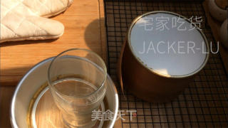 抹茶戚风蛋糕，清爽抹茶气息，蛋糕体细嫩绿润，入口即化，令人陶醉。的做法步骤：19