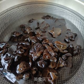 茭瓜木耳拌鹅蛋的做法步骤：1