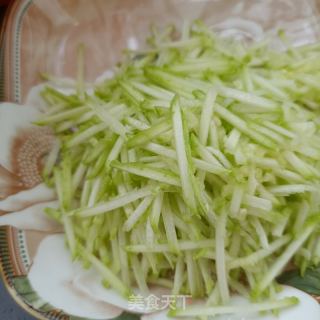 茭瓜木耳拌鹅蛋的做法步骤：2