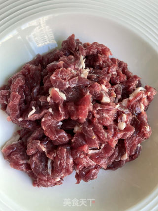 韭黄炒牛肉的做法步骤：1