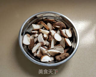 香菇油菜的做法步骤：1