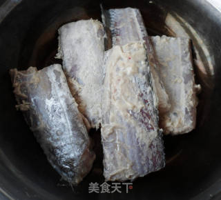 家常红烧带鱼段的做法步骤：2