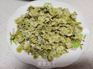 蒜苗炒蒸榆钱的做法步骤：2