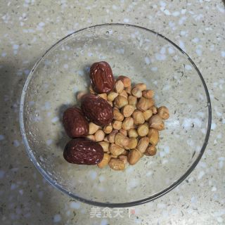 莲藕花生猪蹄汤的做法步骤：3