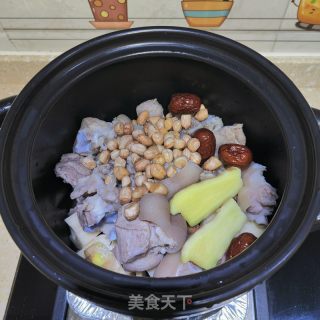莲藕花生猪蹄汤的做法步骤：4