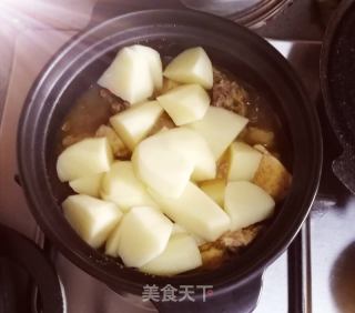 咖喱土豆黄芪烧鸡的做法步骤：2