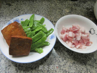 肉片荷兰豆炒香干的做法步骤：1
