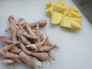 鸡爪烧洋芋艿的做法步骤：2