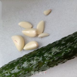 油渣拌黄瓜的做法步骤：1