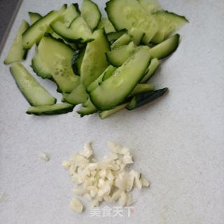 油渣拌黄瓜的做法步骤：2