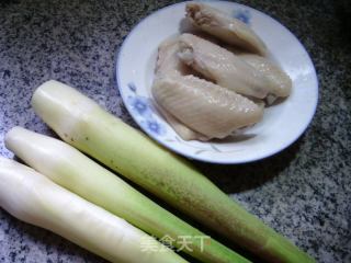 茭白烧鸡翅中的做法步骤：1