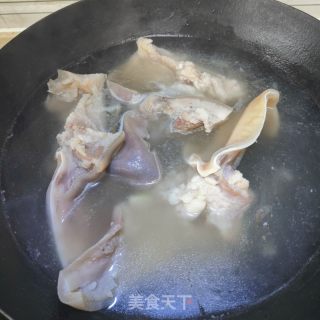盐焗猪耳的做法步骤：4
