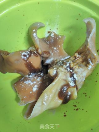 盐焗猪耳的做法步骤：6