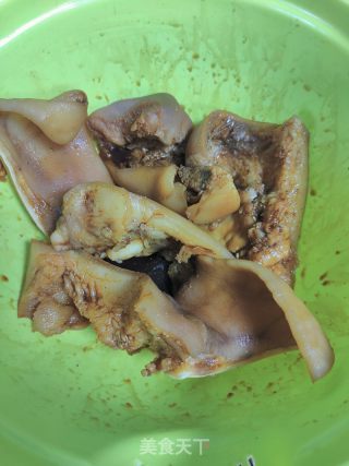 盐焗猪耳的做法步骤：7