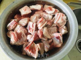 家常炖羊排的做法步骤：1