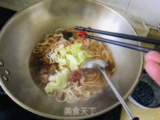 排骨汤粉的做法步骤：5