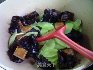 黑木耳香干炒莴笋的做法步骤：6