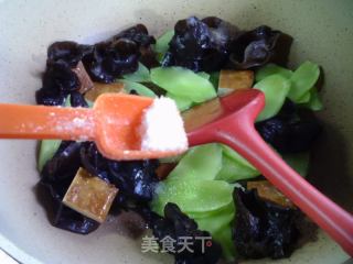 黑木耳香干炒莴笋的做法步骤：8