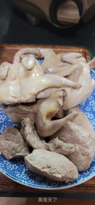 鸽子瘦肉煲黑灵芝苹果汤的做法步骤：1