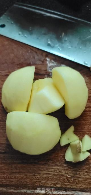 鸽子瘦肉煲黑灵芝苹果汤的做法步骤：2