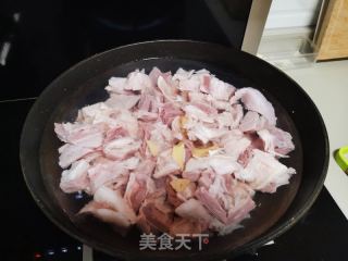 红烧牛肉套皮的做法步骤：1