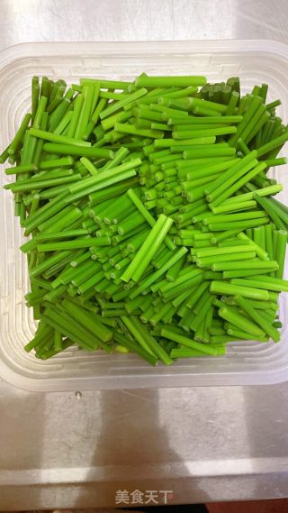 韭菜苔炒肉的做法步骤：1
