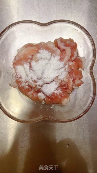 韭菜苔炒肉的做法步骤：2
