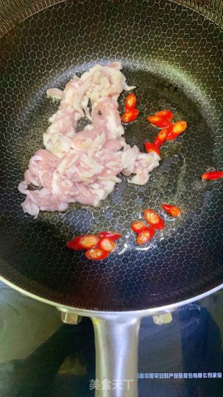 韭菜苔炒肉的做法步骤：3
